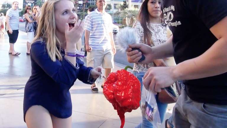 Watch This Guy Challenges People To Eat The World's Hottest Pepper! The Result Is Epic!