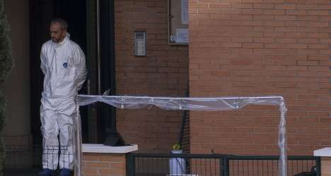 A Spanish nurse with #Ebola says she touched her face with her gloves while removing her protective clothing. #WTF