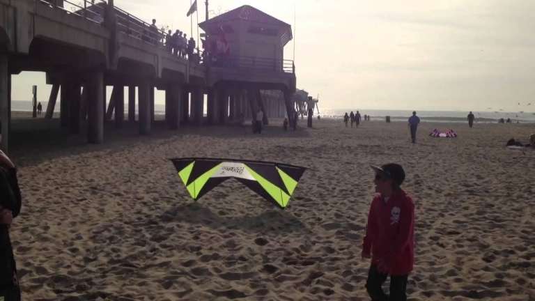 Awesome Stunt Kite Maneuver Evading Little Kid At Huntington Beach