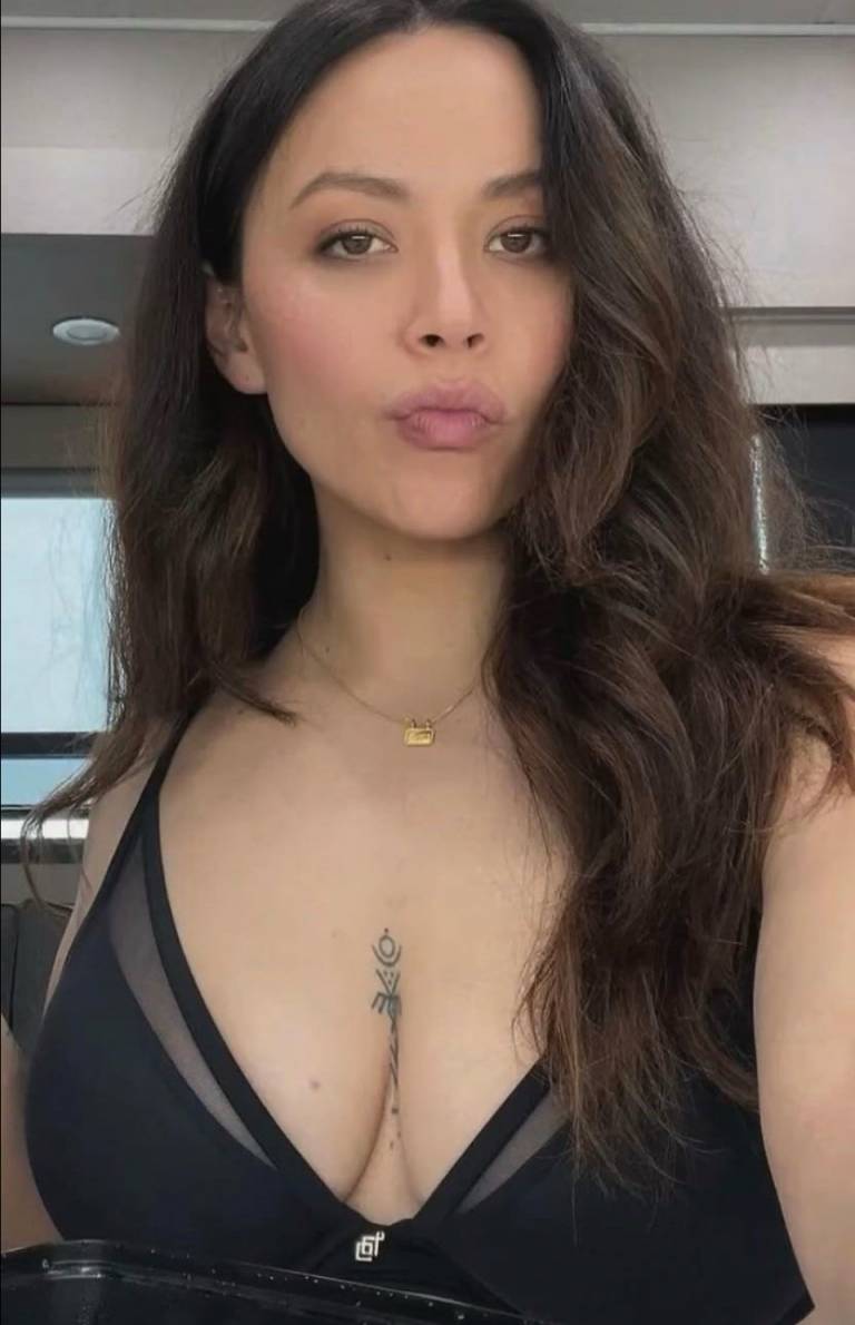 Guys pls hmu I need someone to talk to a real man who’s not weak and tiny