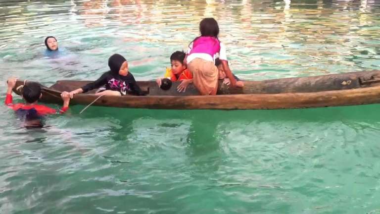 #Amazing: Watch how this little girl saved a capsized boat