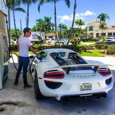 #RichKidsOfInstagram: Chase Zimmerman Fueling up the Porsche 918 Spyder