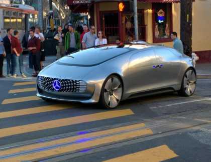 This Driverless #Mercedez Cruising Around San Francisco Draws People's Attention