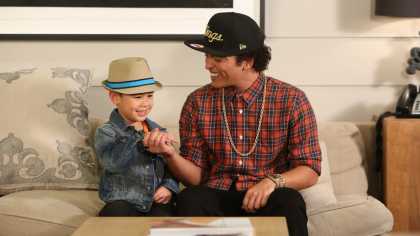 Bruno Mars Sings "Uptown Funk" With 6-Year-Old Kai On Ellen Show... #Cuteness