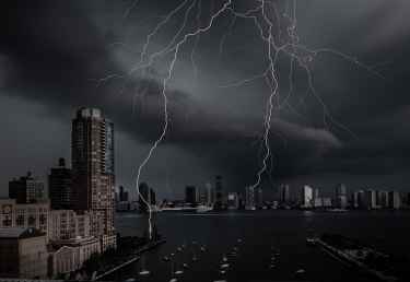 Photographer Captured Stunning Photo of Lightning Over Hudson River in NYC
