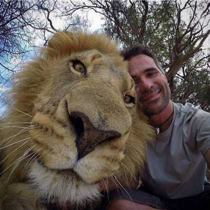 It's just a guy with a lion #selfie...