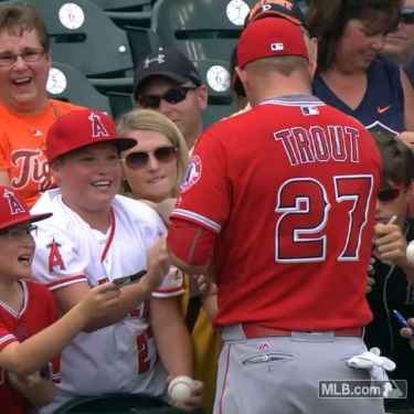 Mike Trout signing autograph made a young boy cry