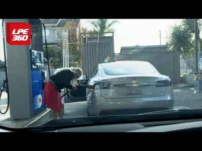 This woman tries to fill up her #Tesla in a gas station while people laughed