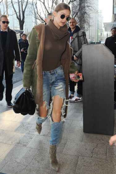 #StyleInspiration: Gigi Hadid + ripped jeans + ankle boots + round sunglass = 😍