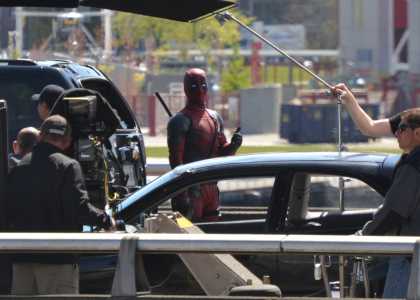 #Deadpool gave thumbs up to fan when he took picture during filming