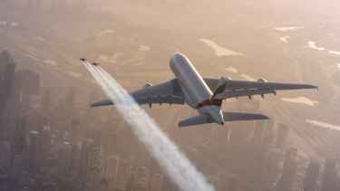 JetMan Flew Along Side Emirates Airbus A380 : #HelloJetman