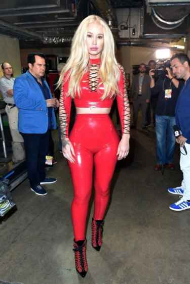Iggy Azalea's Booty Cheeks Captures Guy's Attention at 2017 Univision Premios Juventud