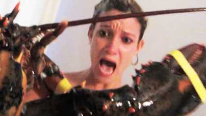This guy pranked his girlfriend with a live lobster while she's on the shower