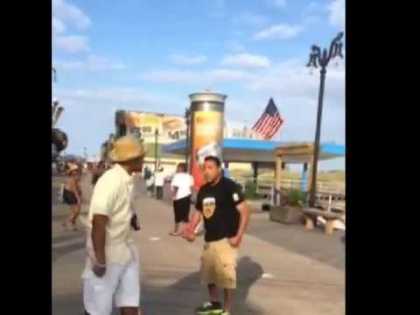 Got what he deserves! Aggressive bully got KO'd with one punch by street vendor!