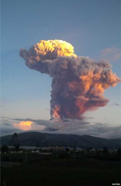 #Ecuador #volcano spews spectacular ash plume