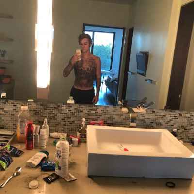 Justin Bieber shows his new torso tattoo