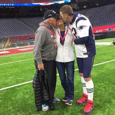 Tom Brady shares a touching photo of him kissing his sick mom ahead of #SB51 at NRG Stadium