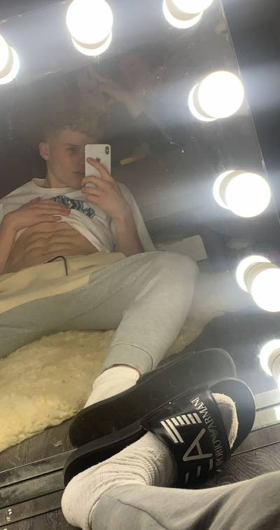 Looking for some hot older guys willing to swap some pics/videos on Kik. Younger guys are also welcome if they can convince me ;)