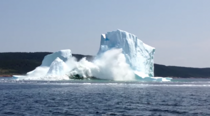 #WTF: A couple were admiring the iceberg when all of a sudden it collapsed! Watch!