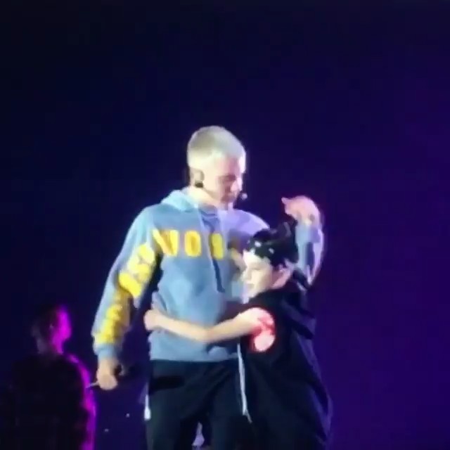 Justin Bieber invites his young buddies on stage at his Purpose World Tour 🌎