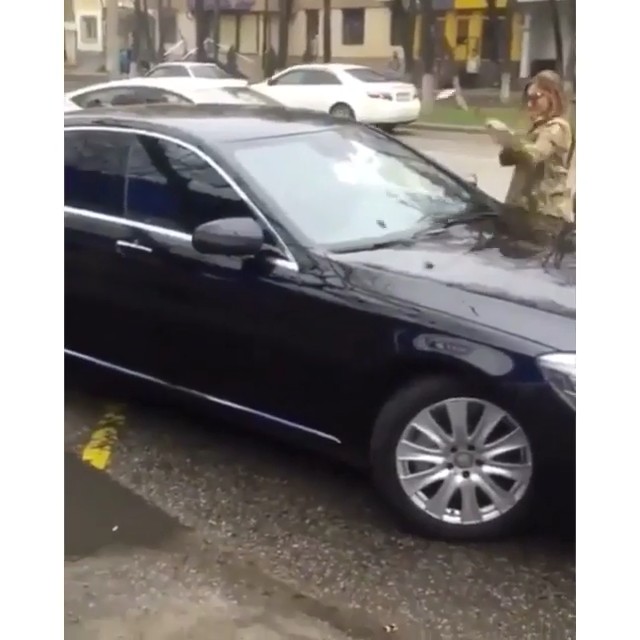 Crazy bitch in a fender bender attacked car with a golf club then flee 😈