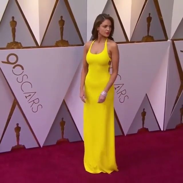 Eiza Gonzalez wearing a yellow dress by Ralph Lauren at the #Oscars2018 #OscarsFashion