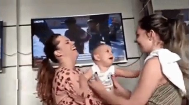 Baby meets her mom's twin sister, confusion ensues... 👶